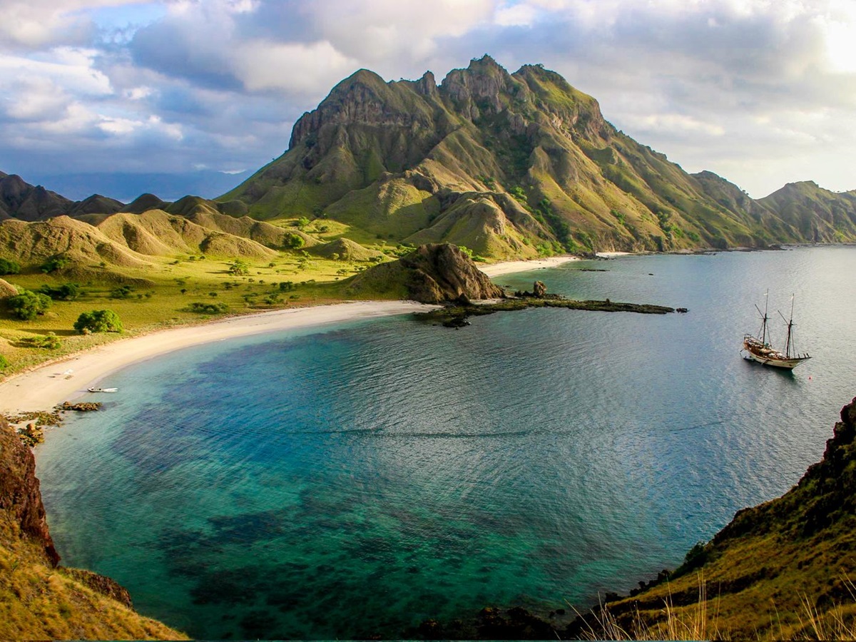 Silolona phinisi moored in the Komodo Islands