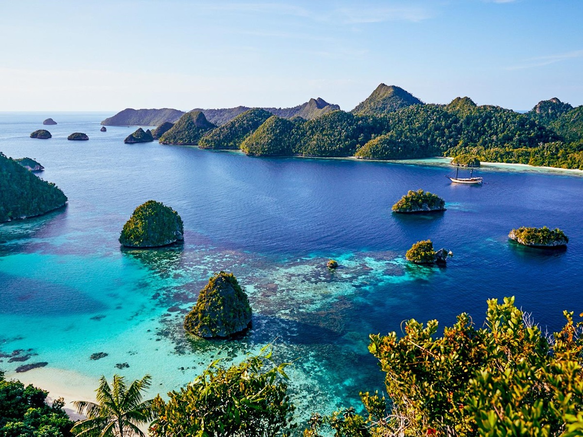 Silolona phinisi moored in Raja Ampat