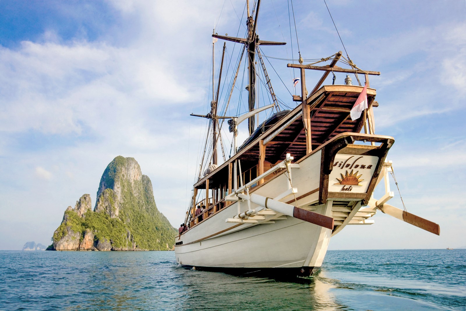 Rear view of the Silolona phinsi in Raja Ampat