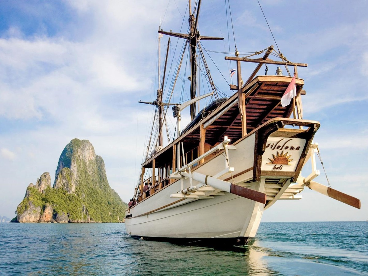 Rear view of the Silolona phinsi in Raja Ampat