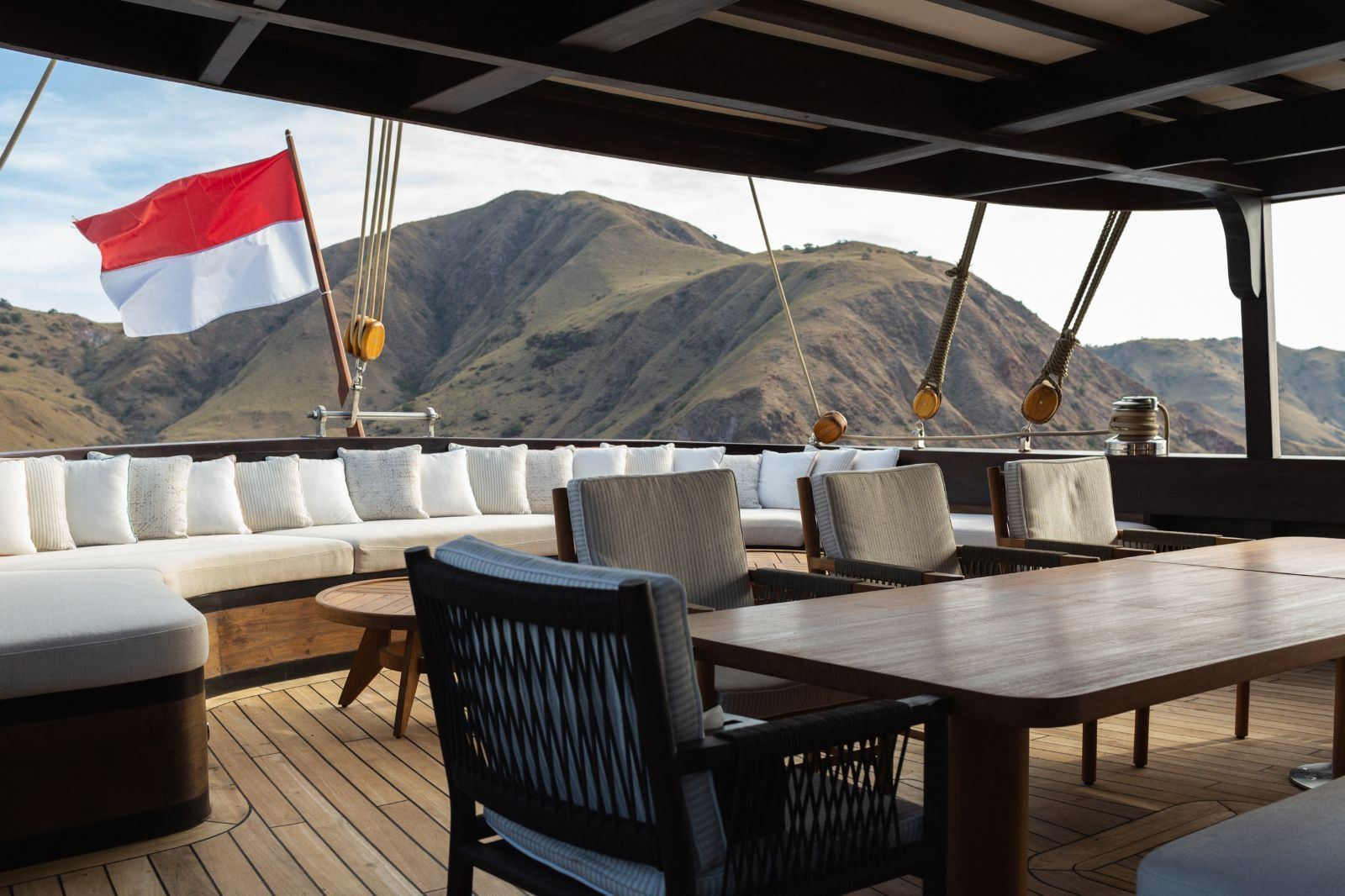 Alfresco dining onboard the Vela Phinisi in Indonesia