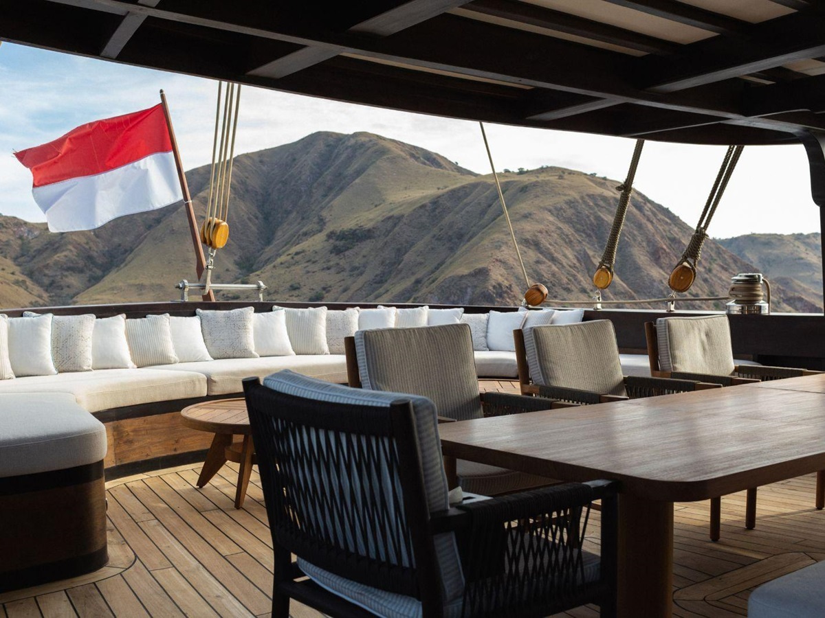 Alfresco dining onboard the Vela Phinisi in Indonesia