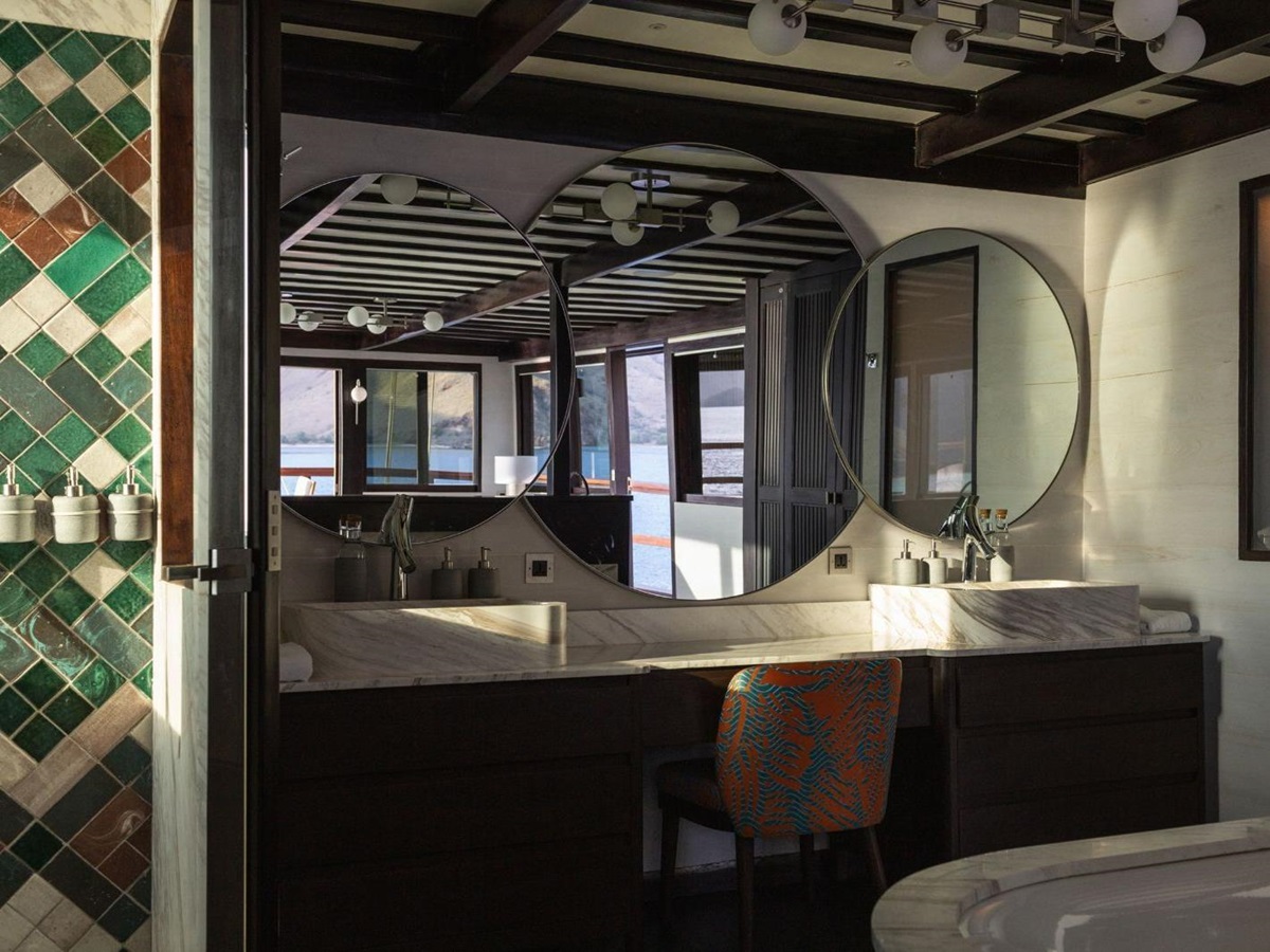 Dressing table in guest suite onboard the Vela Phinisi in Indonesia