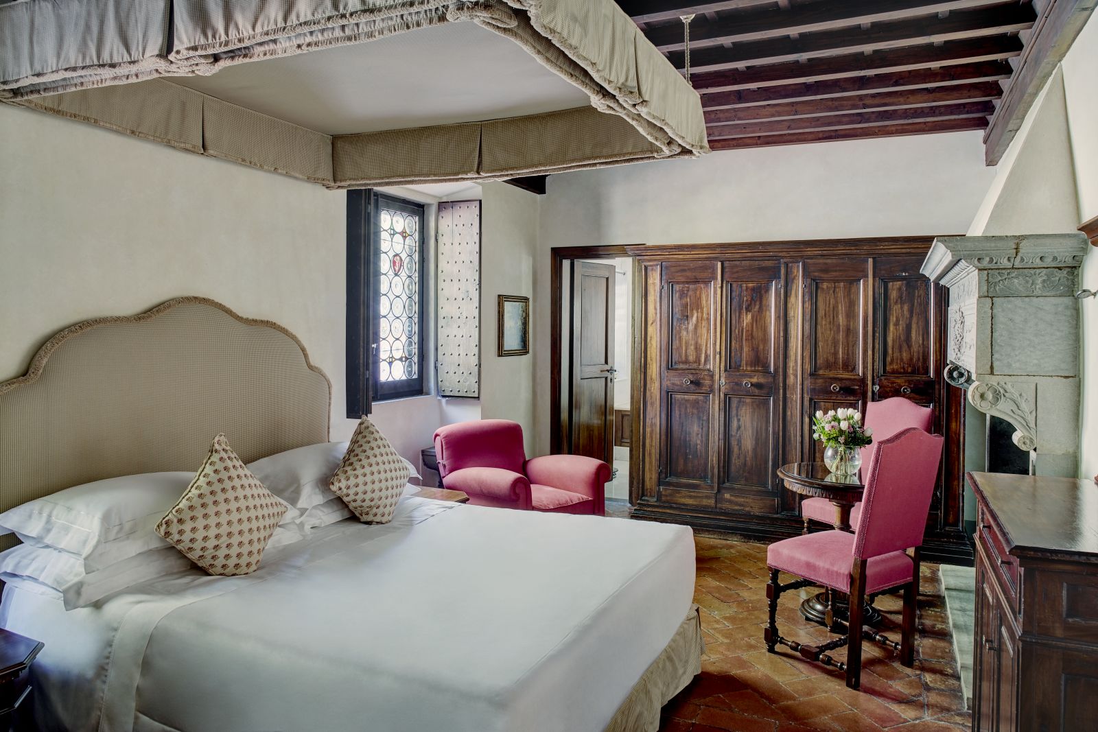 Guest room at hotel Belmond Villa San Michele in Florence