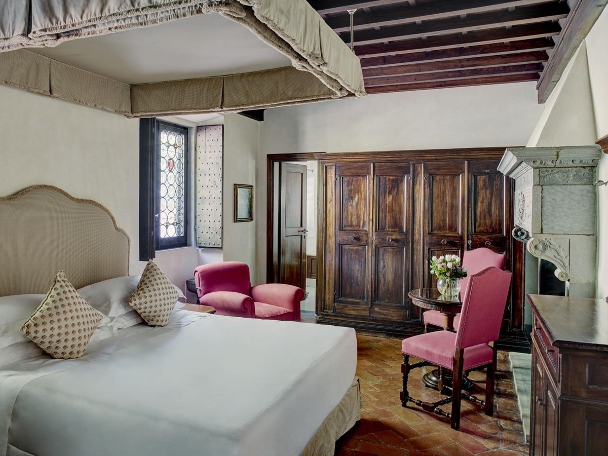 Guest room at hotel Belmond Villa San Michele in Florence
