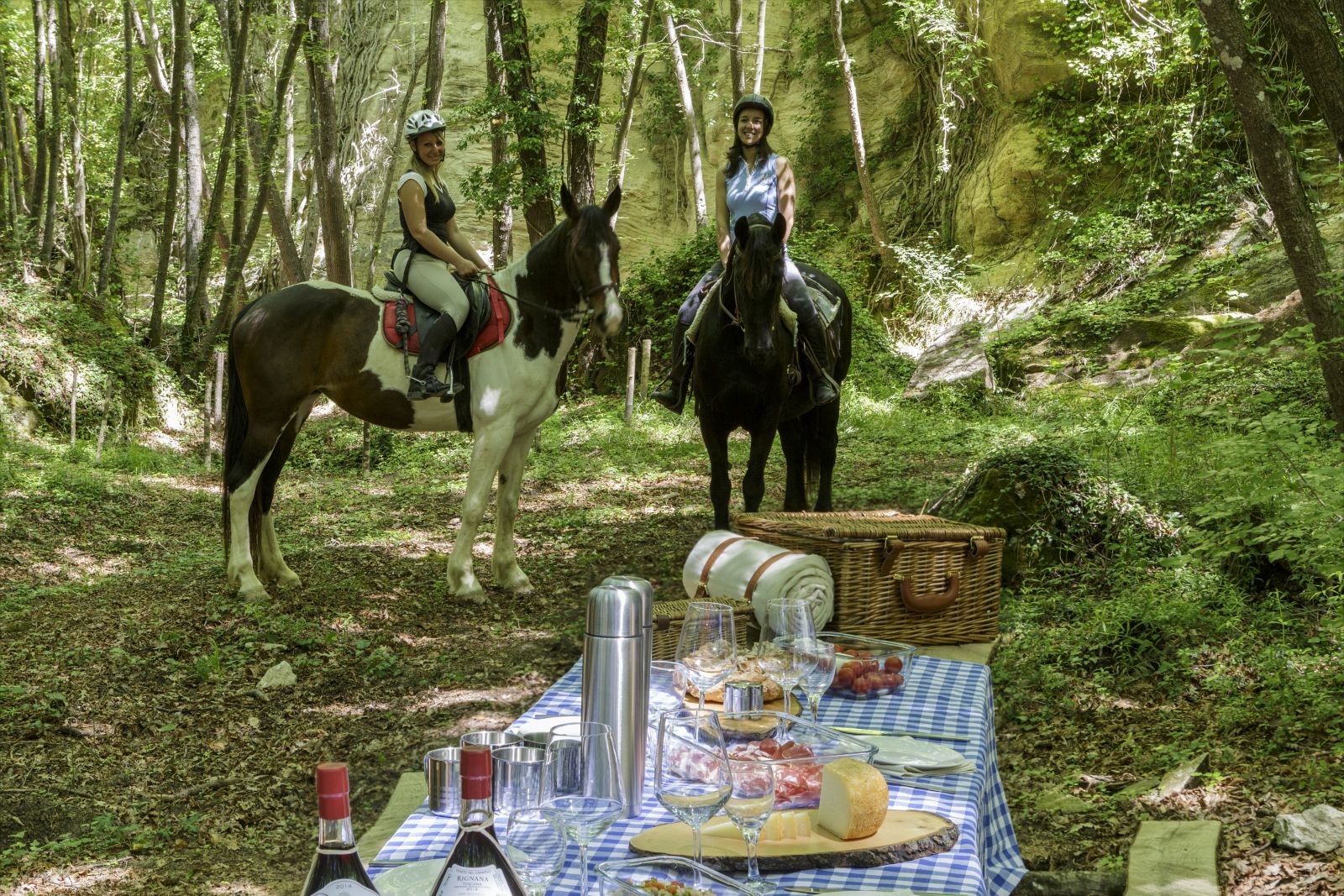 Horse riding and forest picnic from the Borgo Pignano in Tuscany