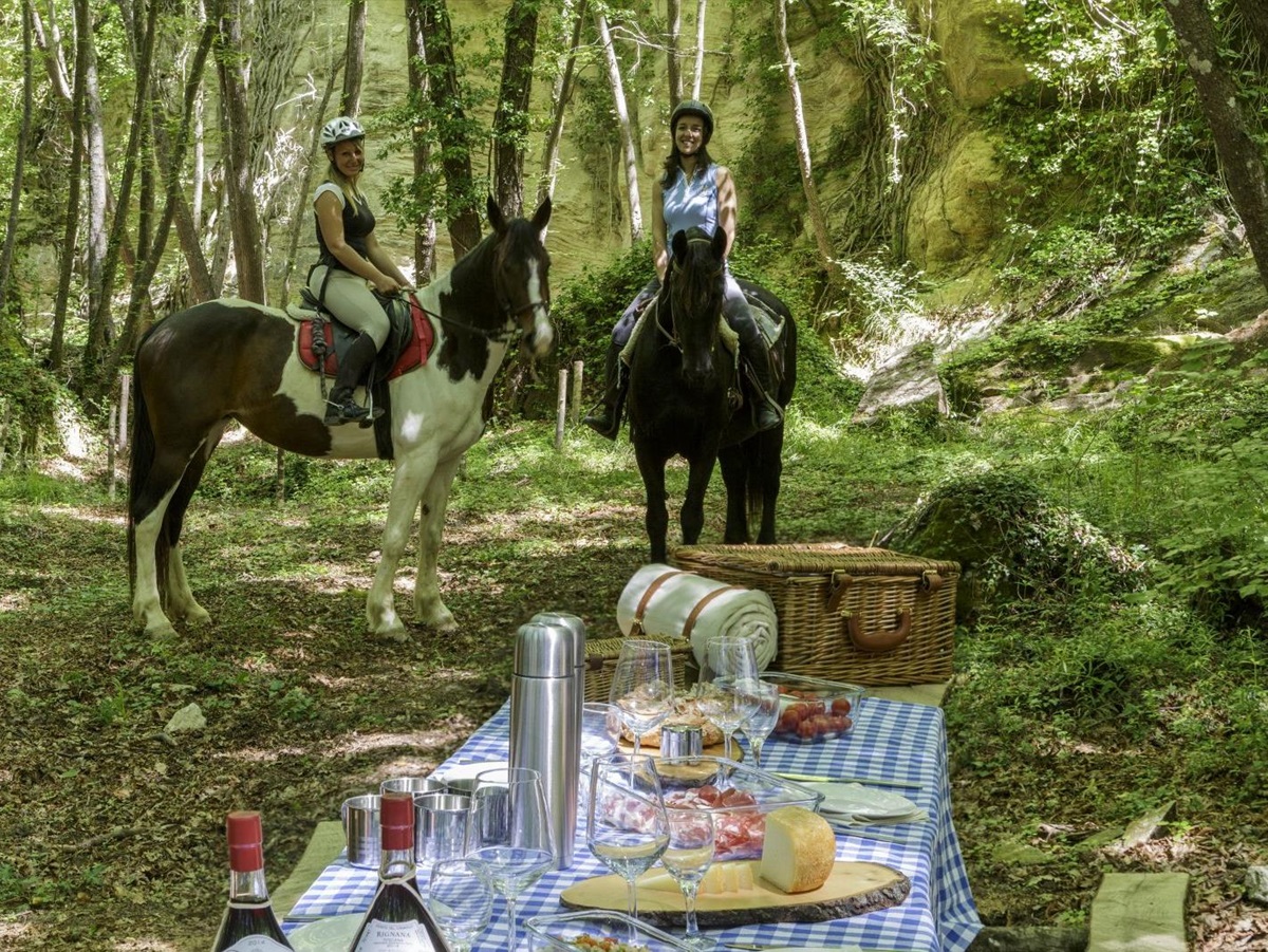 Horse riding and forest picnic from the Borgo Pignano in Tuscany