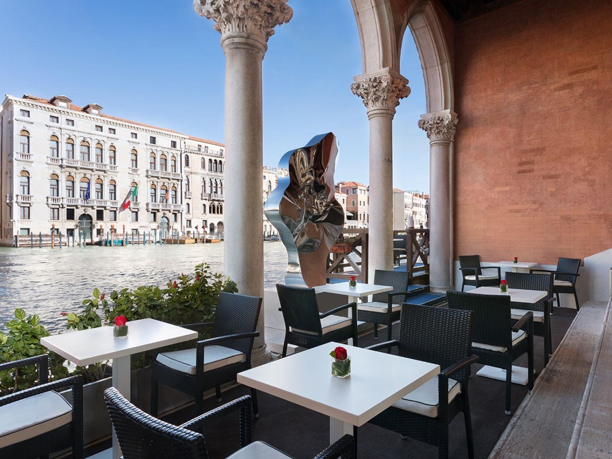 Daytime alfresco dining at Centurion Palace in Venice