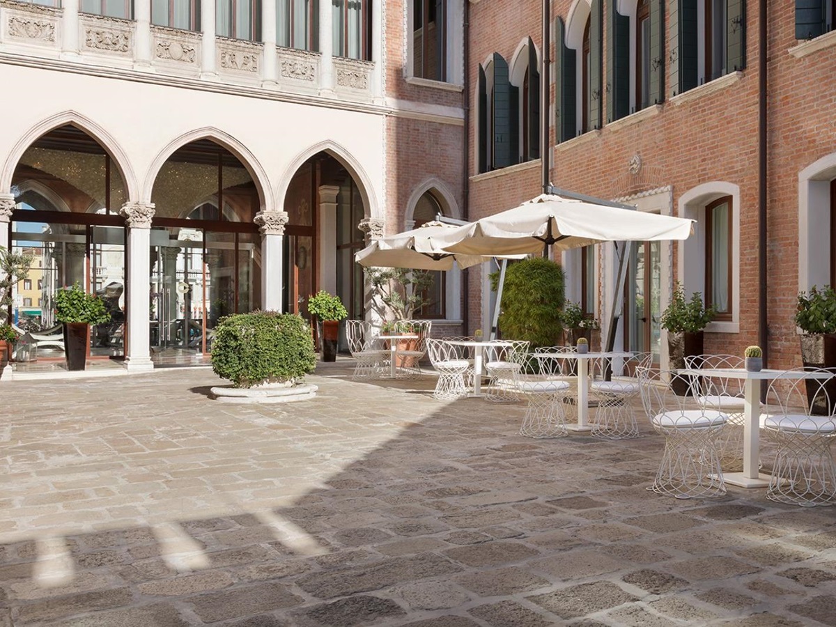 Courtyard in daytime at Centurion Palace in Venice