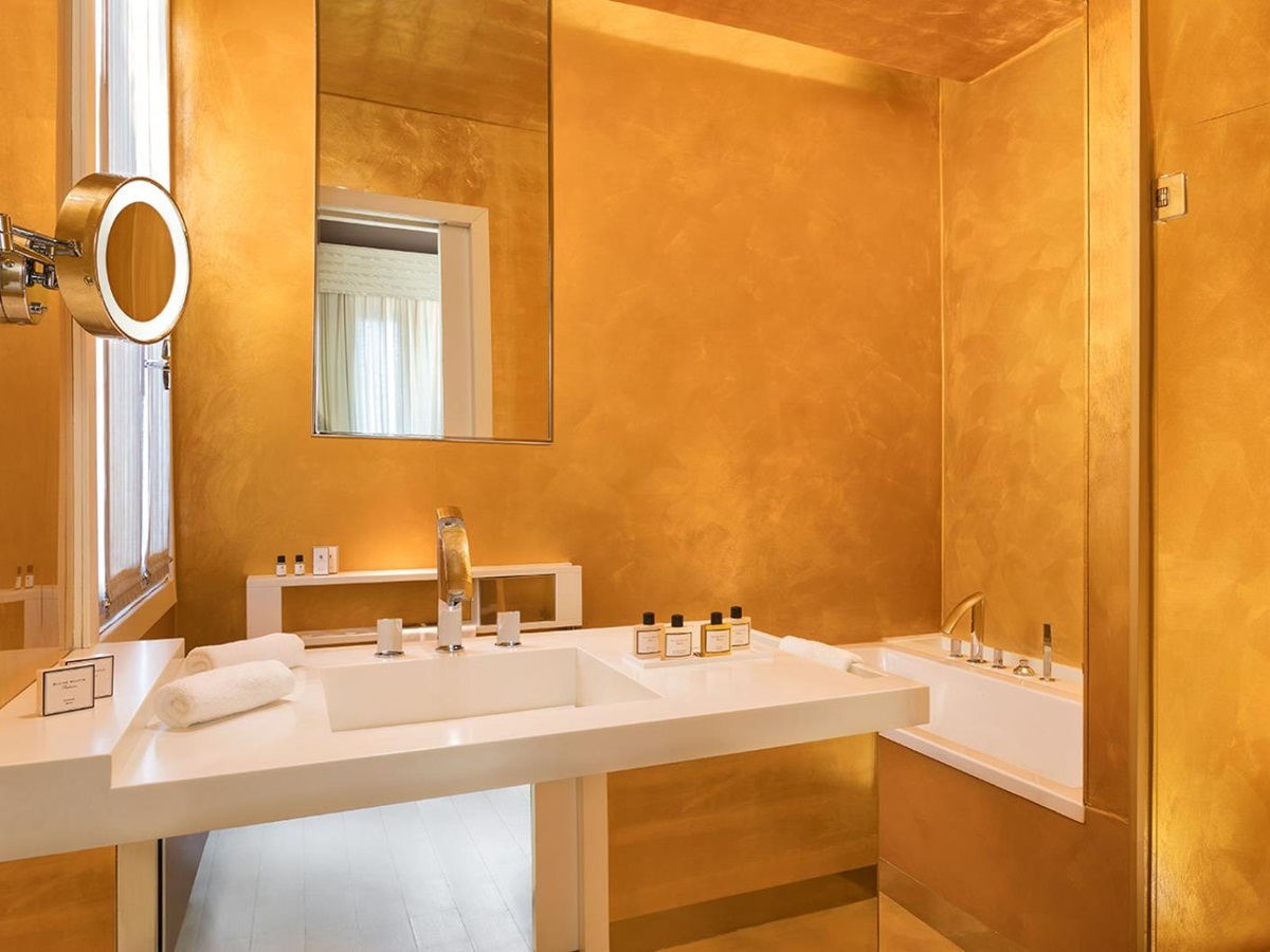 Yellow bathroom at Centurion Palace in Venice