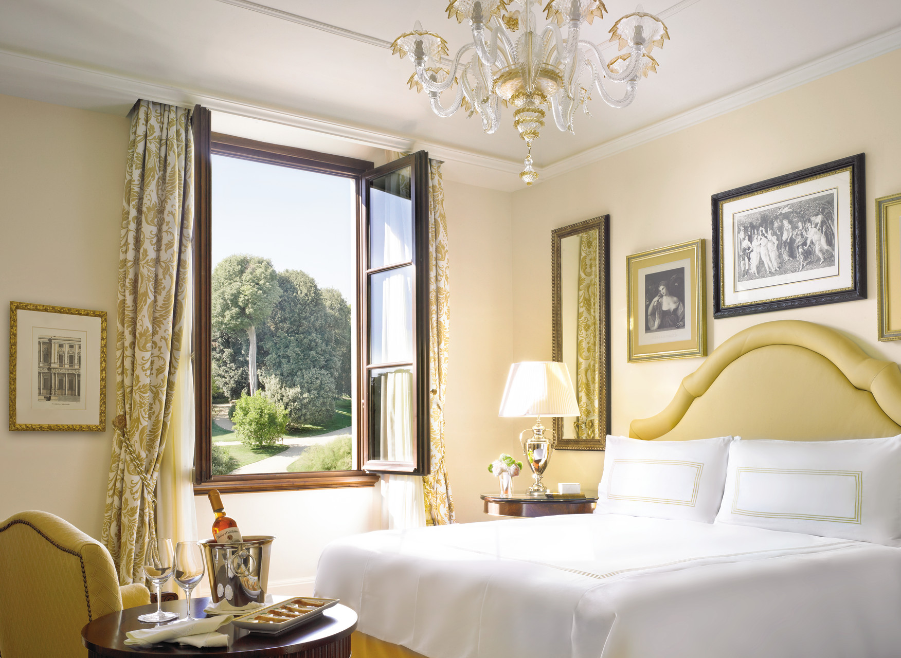 Double bedroom in Four Seasons, Florence
