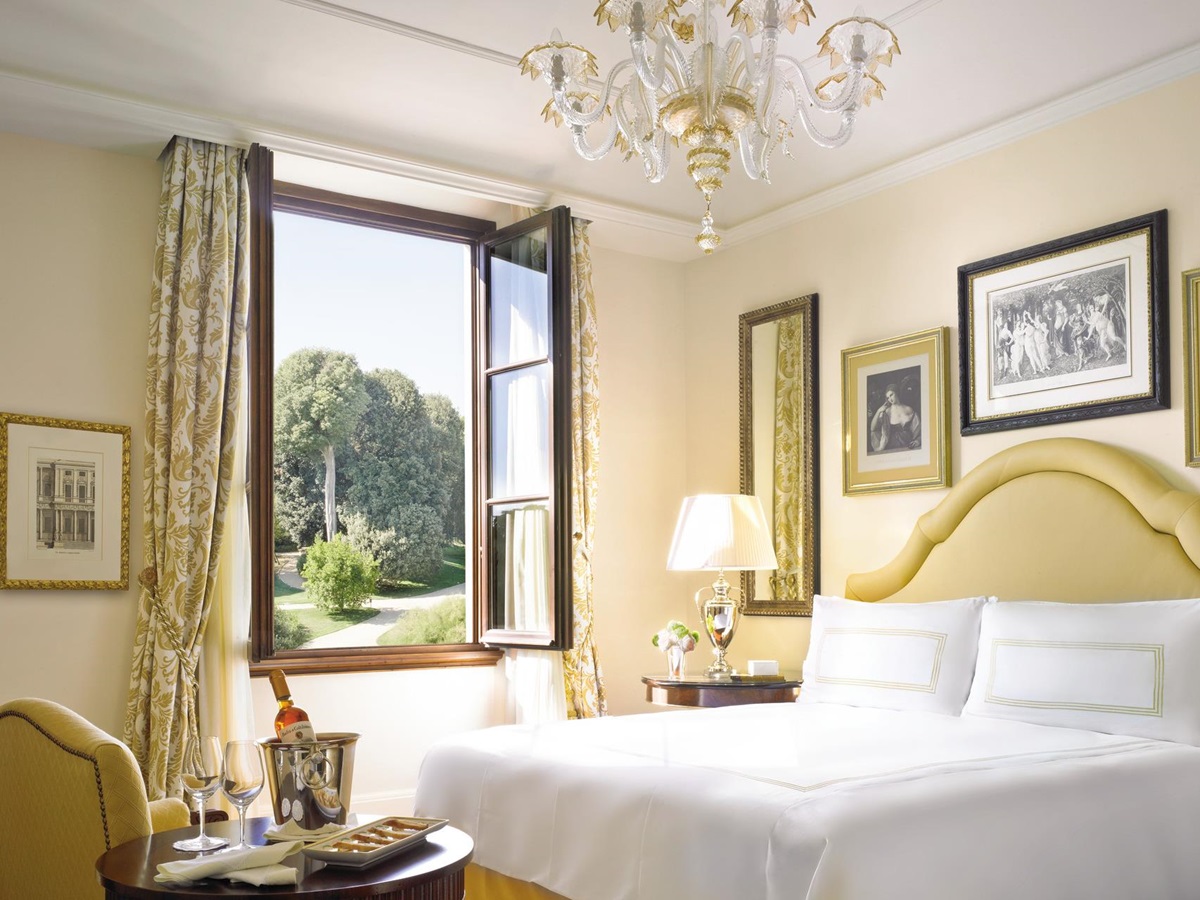 Double bedroom in Four Seasons, Florence
