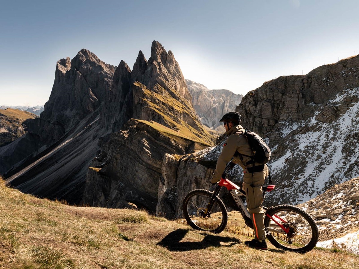 Cycling during the summer at Gardena Grodnerhof Hotel & Spa in the Dolomites