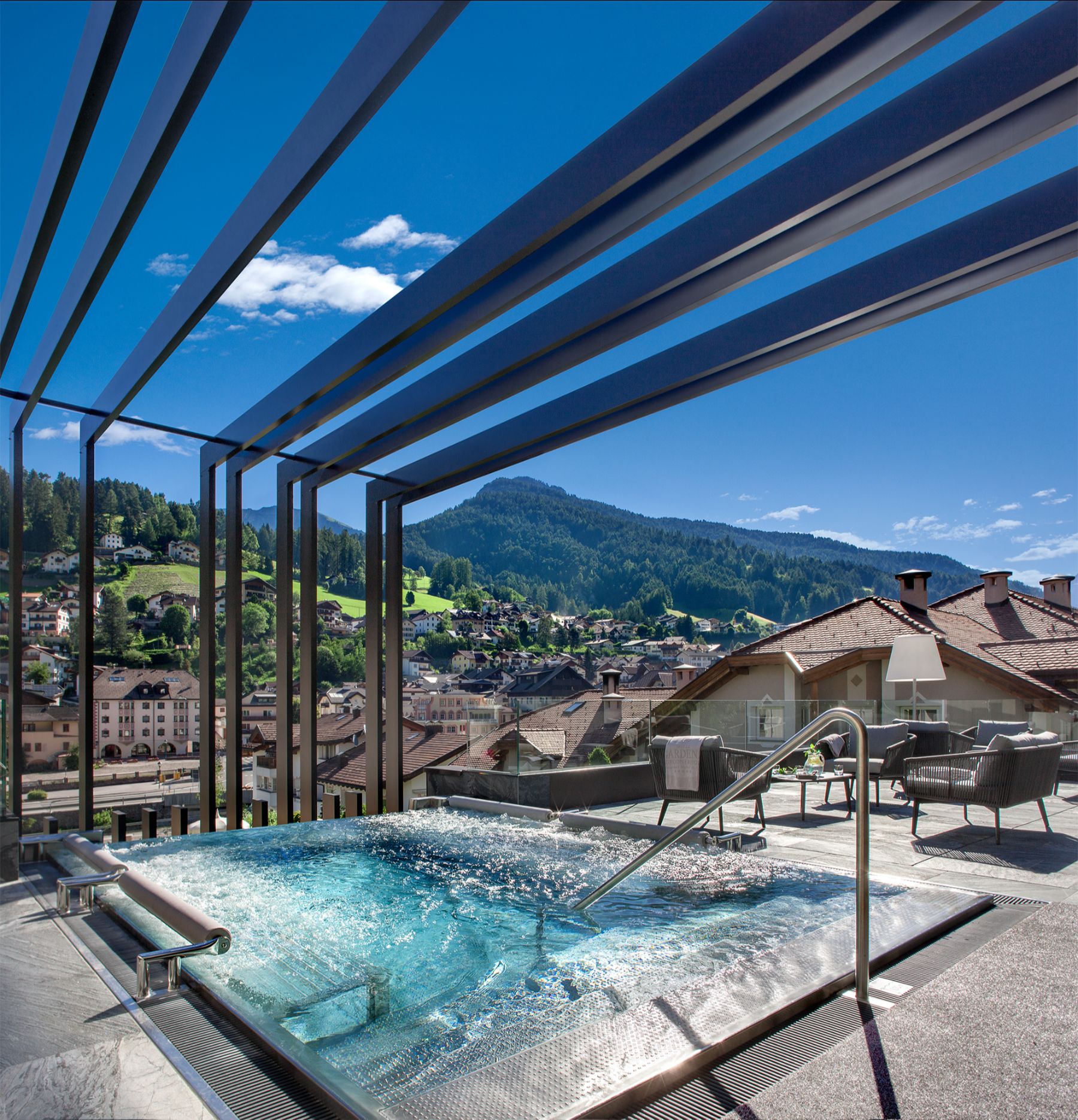 Long shot of the outdoor swimming pool at Gardena Grodnerhof Hotel & Spa in the Dolomites