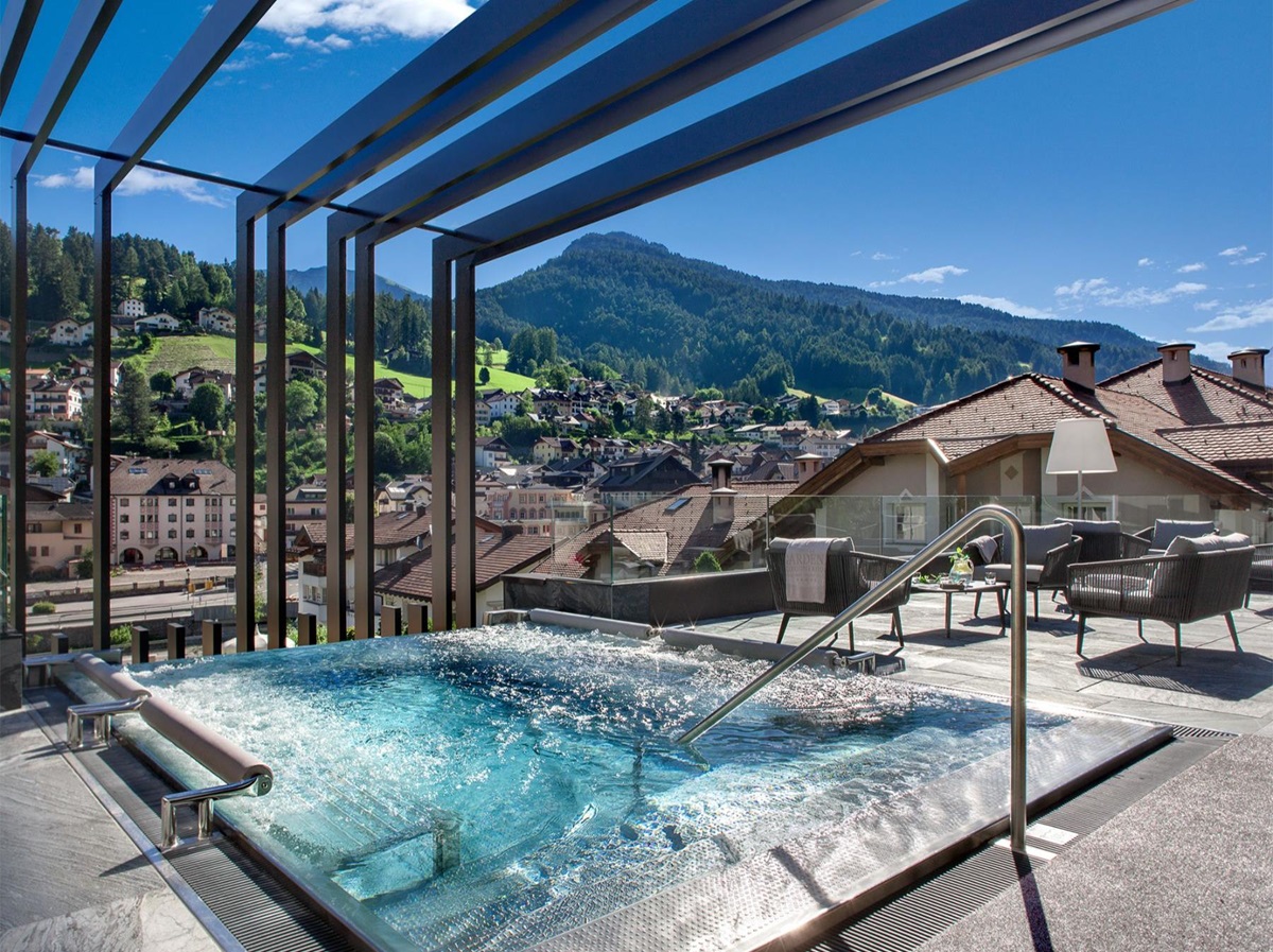 Long shot of the outdoor swimming pool at Gardena Grodnerhof Hotel & Spa in the Dolomites