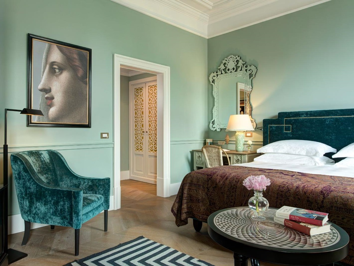 Deluxe bedroom at Hotel de la Ville in Rome