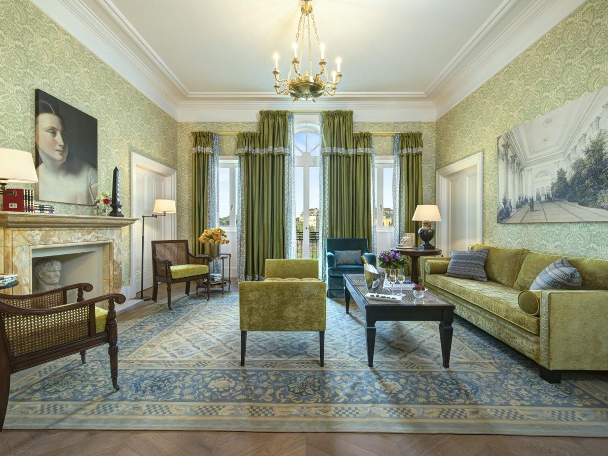 Guest suite living room at Hotel de la Ville in Rome