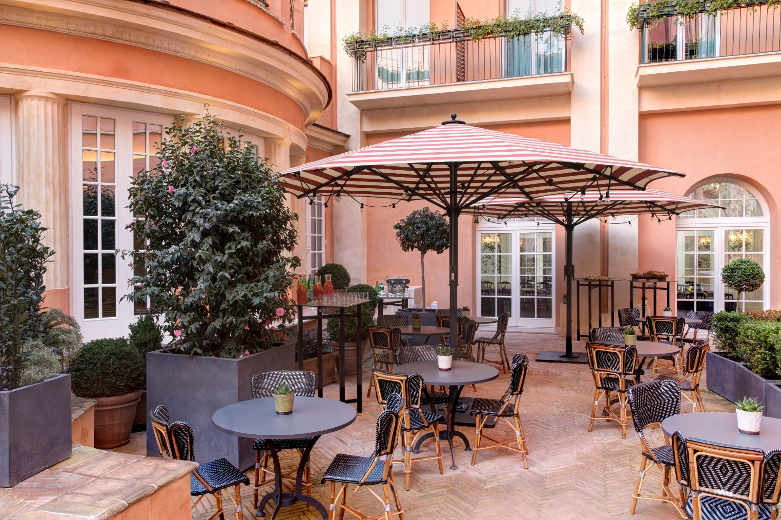 Patio courtyard at Hotel de la Ville in Rome