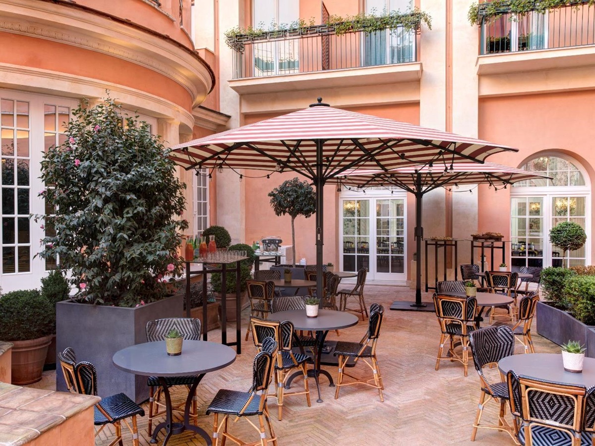 Patio courtyard at Hotel de la Ville in Rome