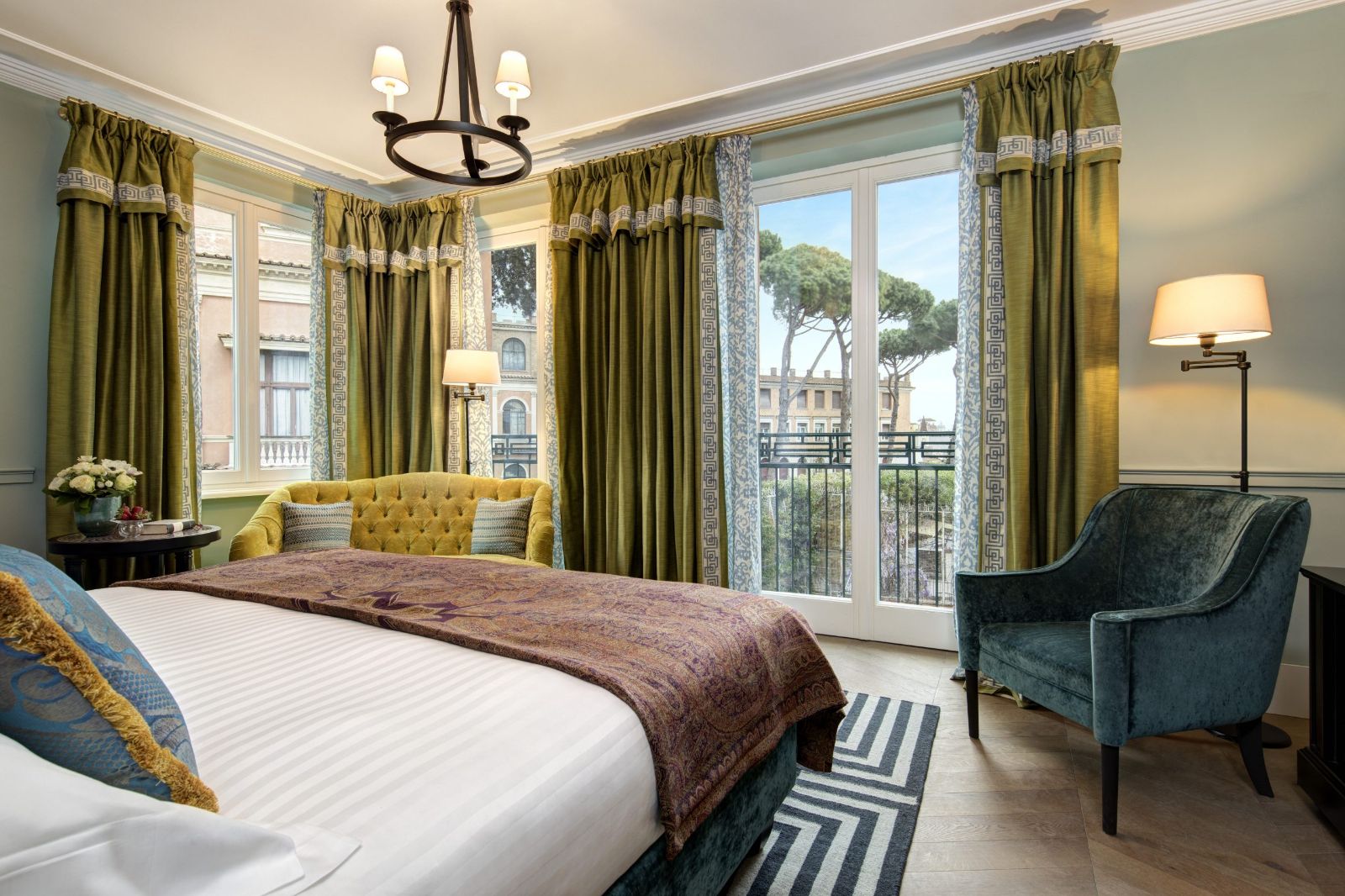 Guest suite bedroom at Hotel de la Ville in Rome