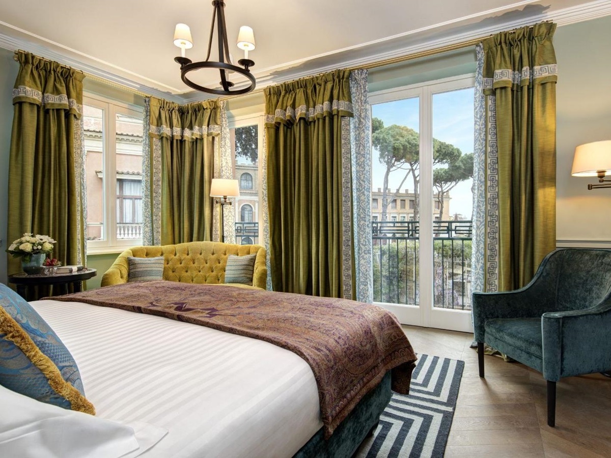 Guest suite bedroom at Hotel de la Ville in Rome