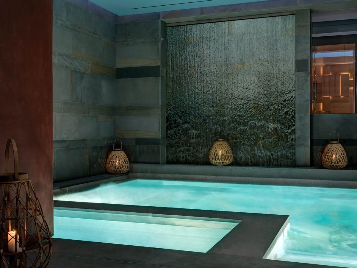 Indoor swimming pool at Hotel de la Ville in Rome