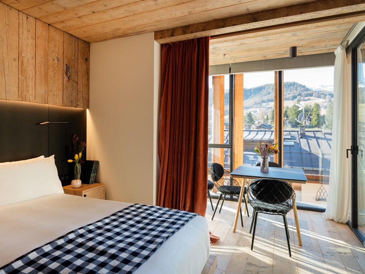 Bedroom and lounge area at Hotel de Len in the Dolomites