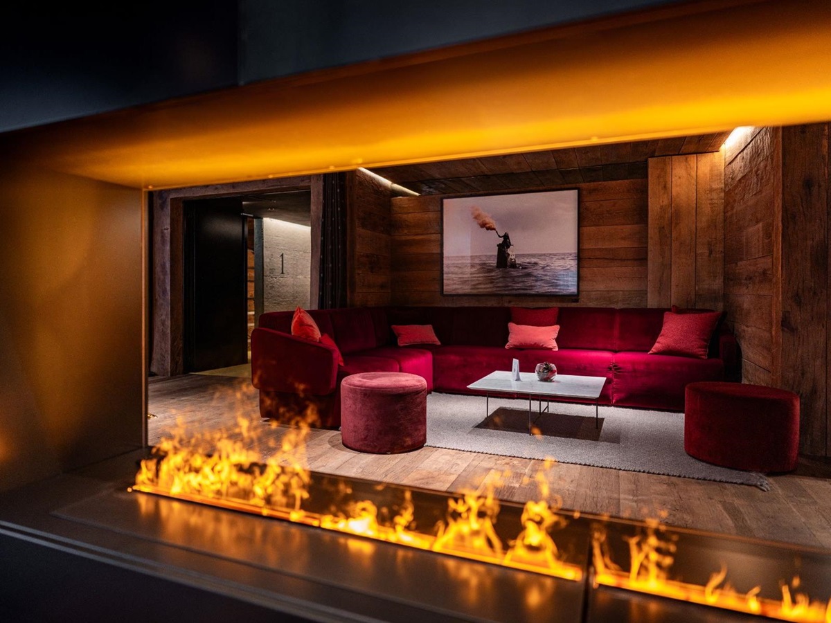 Lounge and fireplace at Hotel de Len in the Dolomites