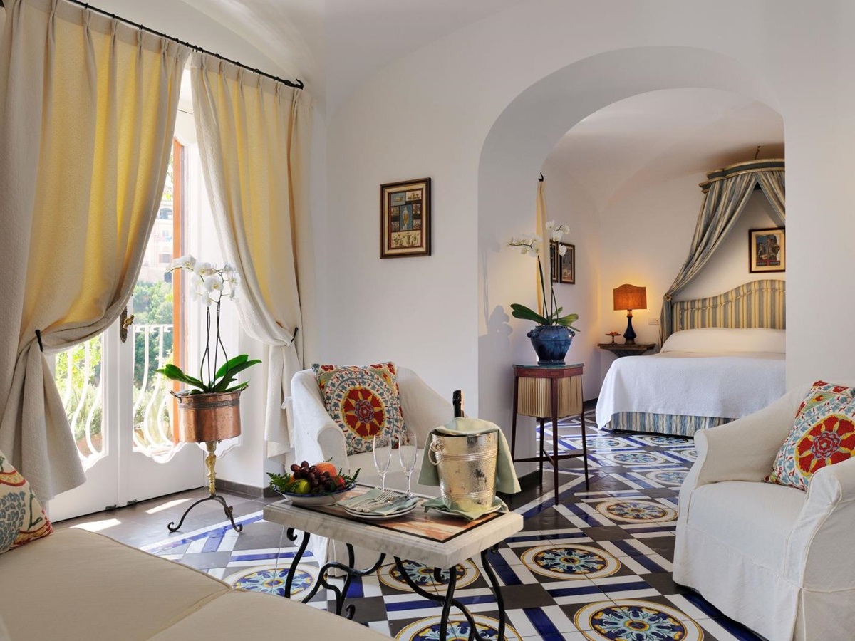Guest room at Hotel le Sirenuse in Italy