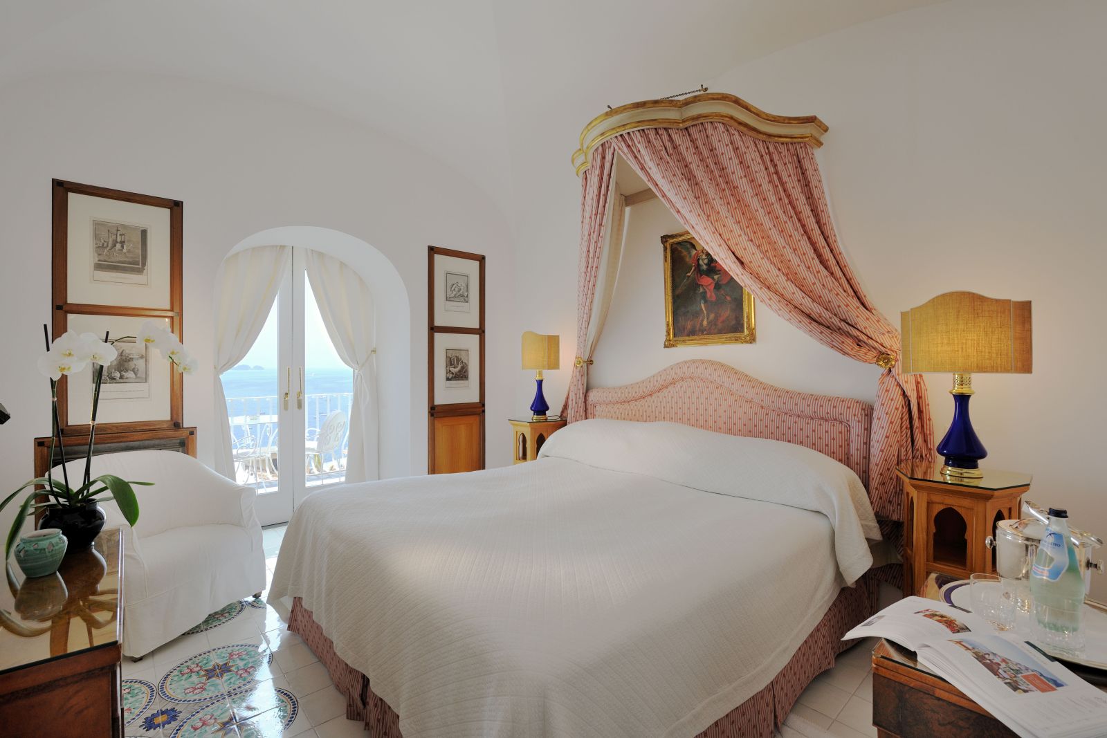 Guest room at Hotel le Sirenuse in Italy