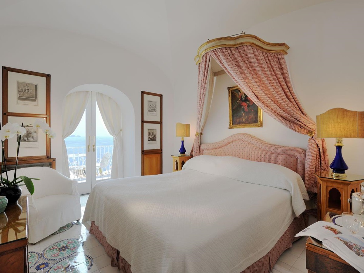Guest room at Hotel le Sirenuse in Italy