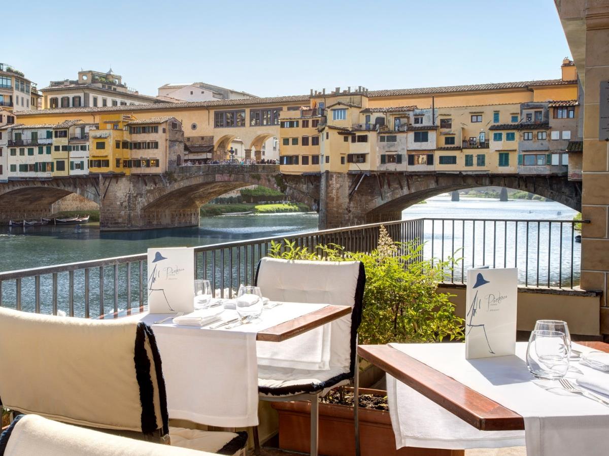 Cocktail bar at Hotel Lungarno in Italy