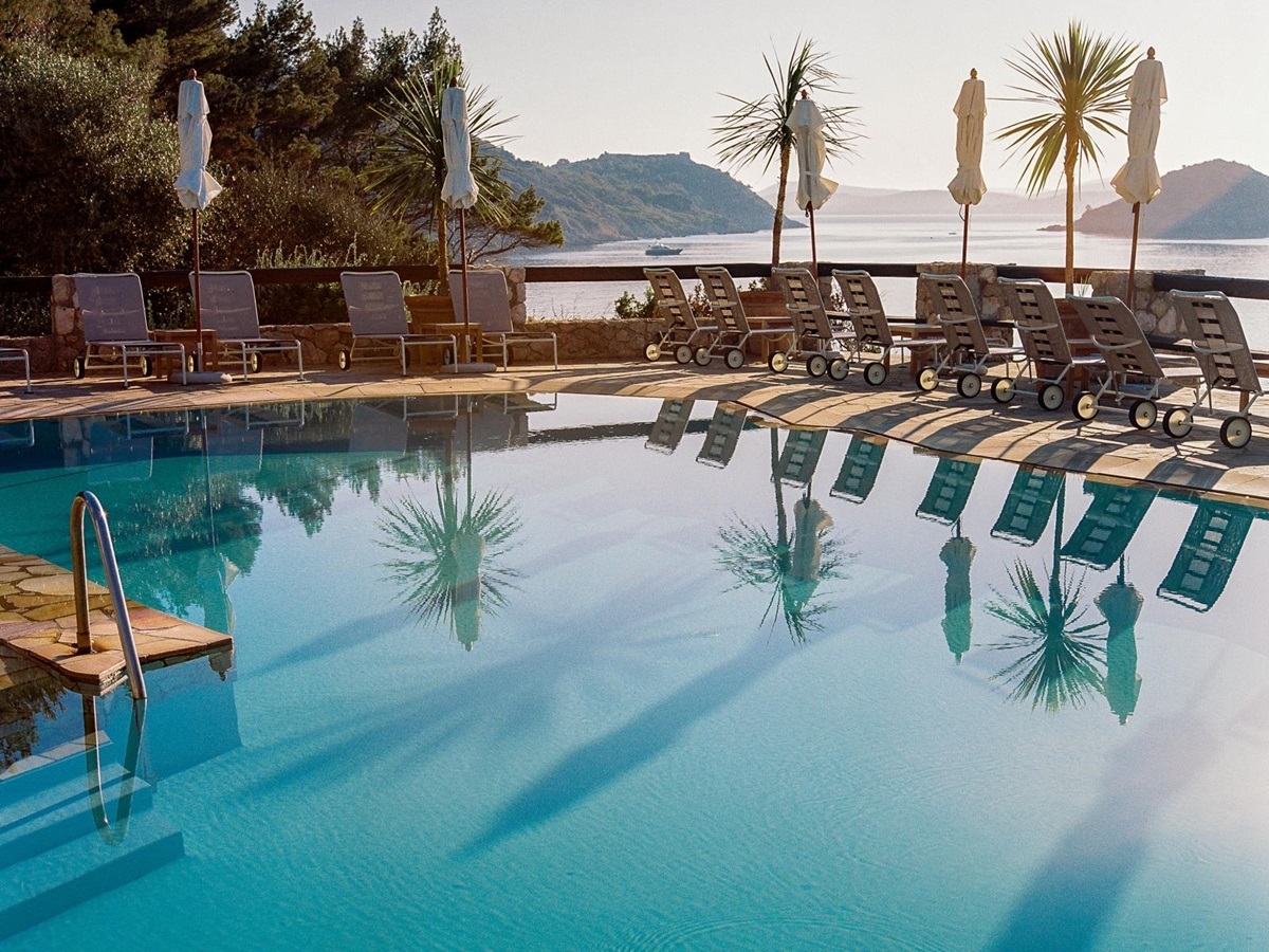 Pool scene at Il Pellicano