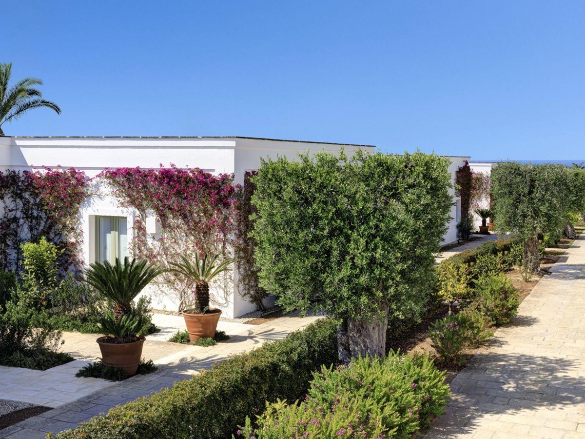 Guest rooms and grounds of hotel Masseria Torre Maizza in Puglia