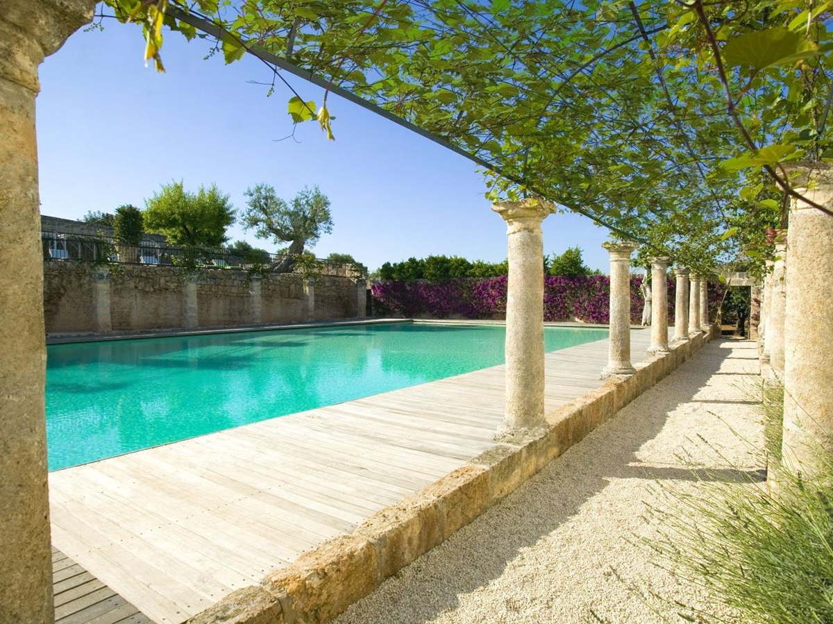 Swimming pool at hotel Masseria Torre Maizza in Puglia