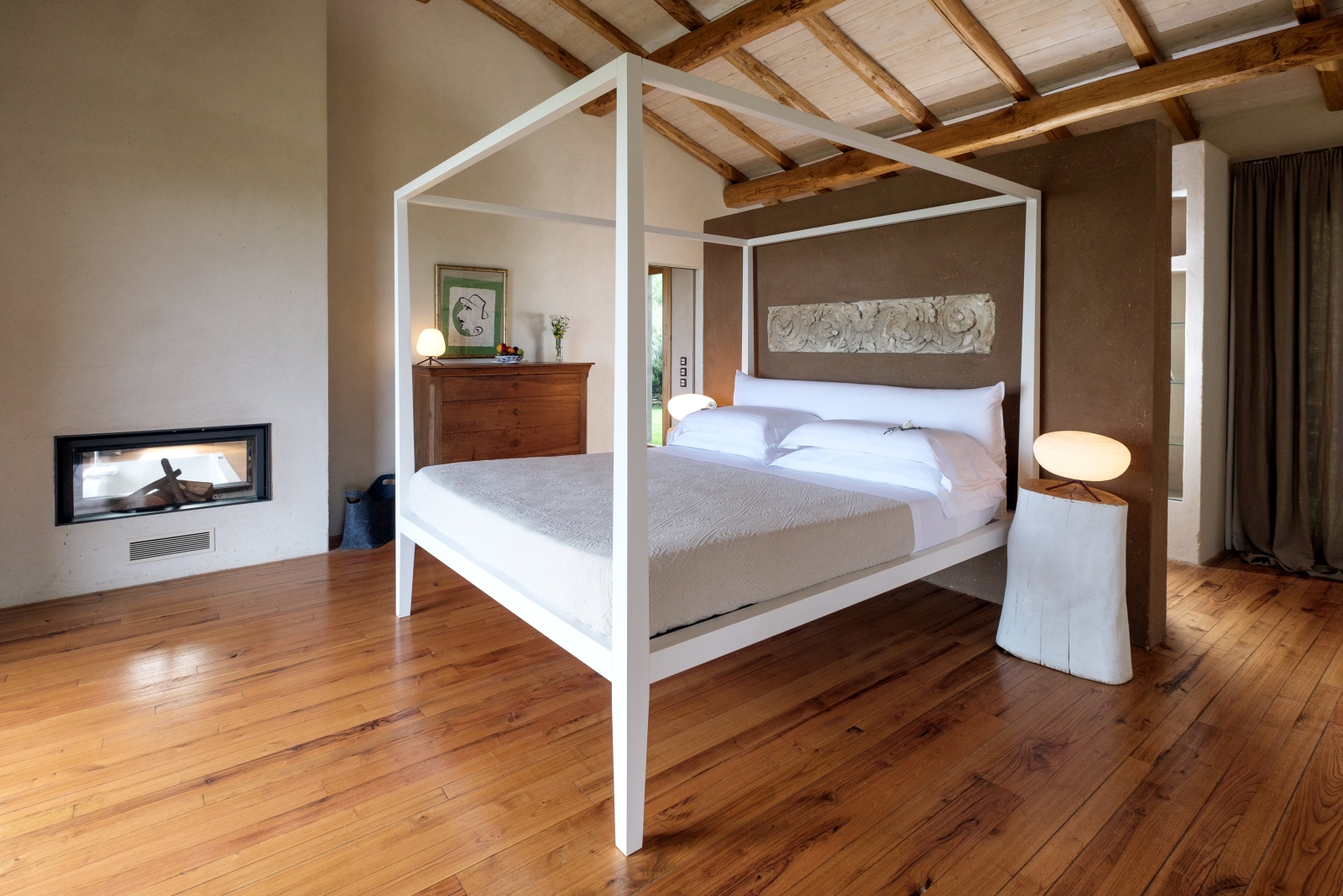 Room with four poster bed at Monaci delle Terre Nere