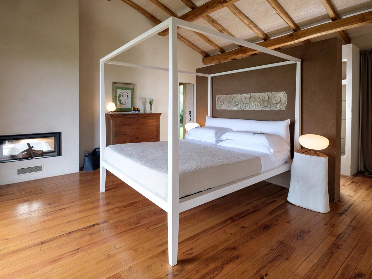 Room with four poster bed at Monaci delle Terre Nere