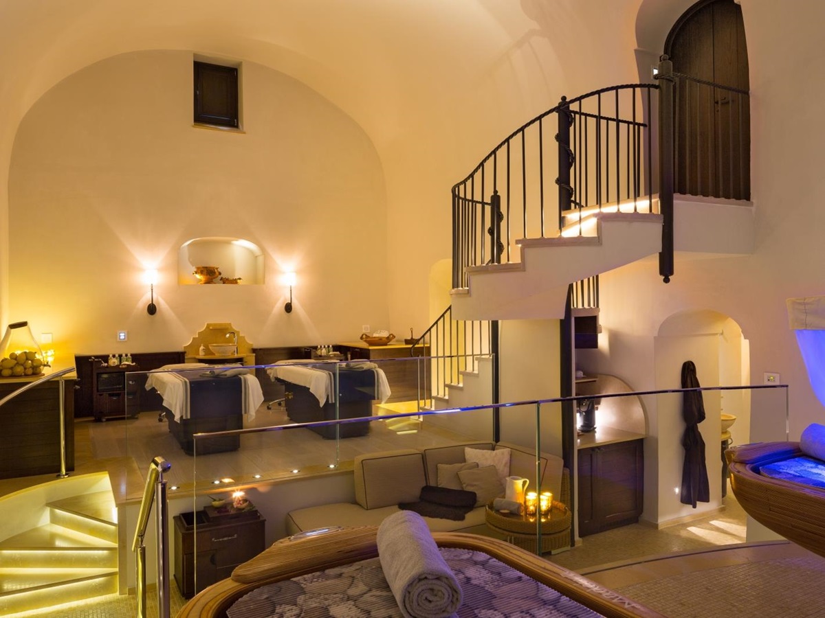 Double treatment suite with relaxation beds and chillout area at Monastera Santa Rosa, luxury hotel in Italy