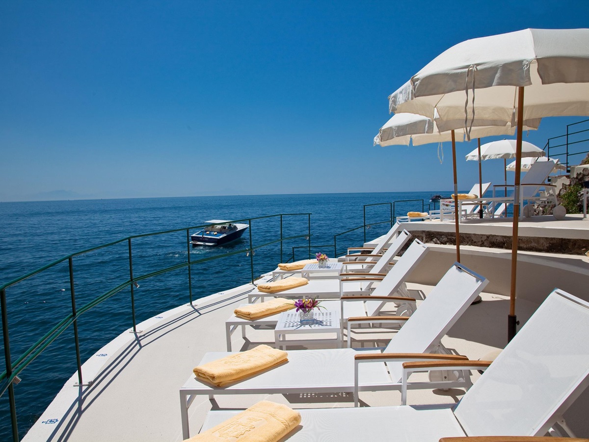 the clubhouse with sunloungers at Palazzo Avino, Italy
