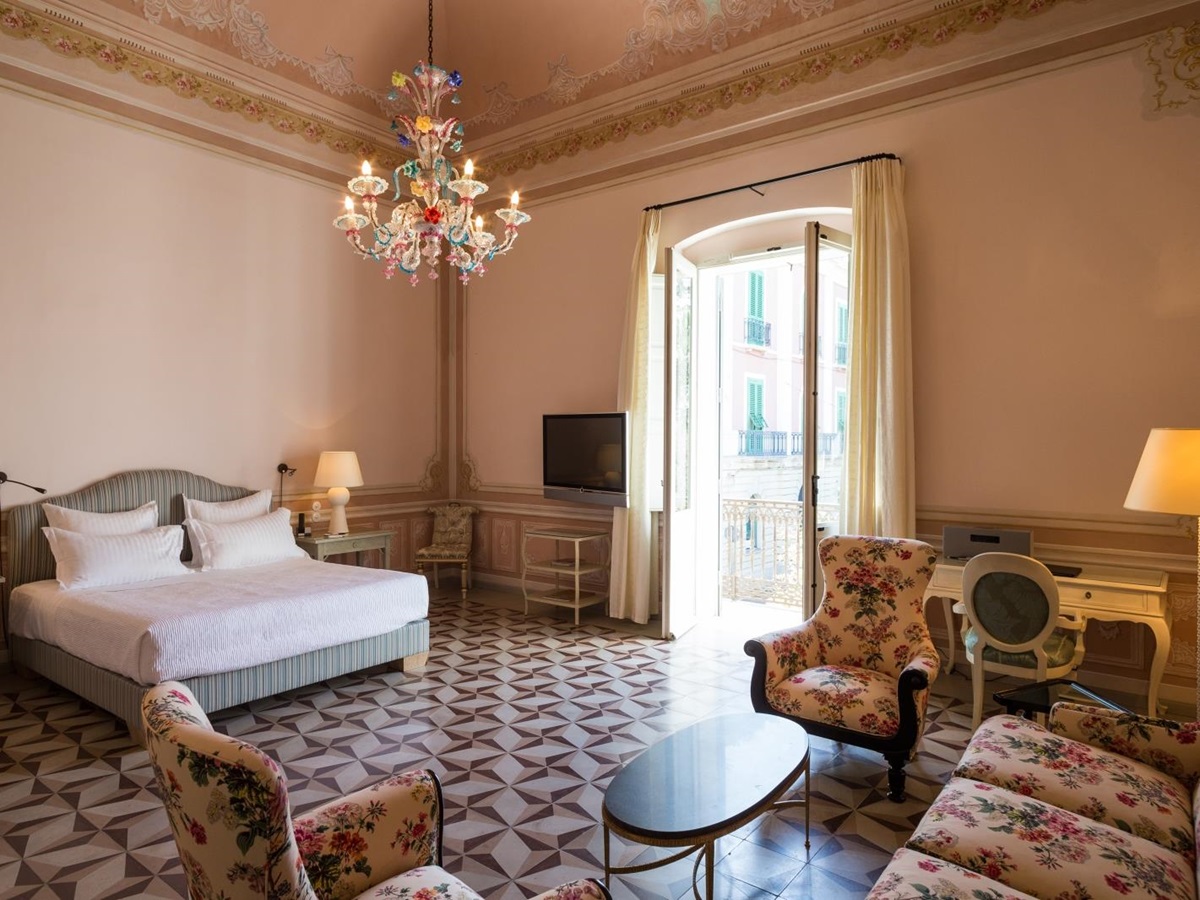 Guest suite with balcony at Palazzo Margherita
