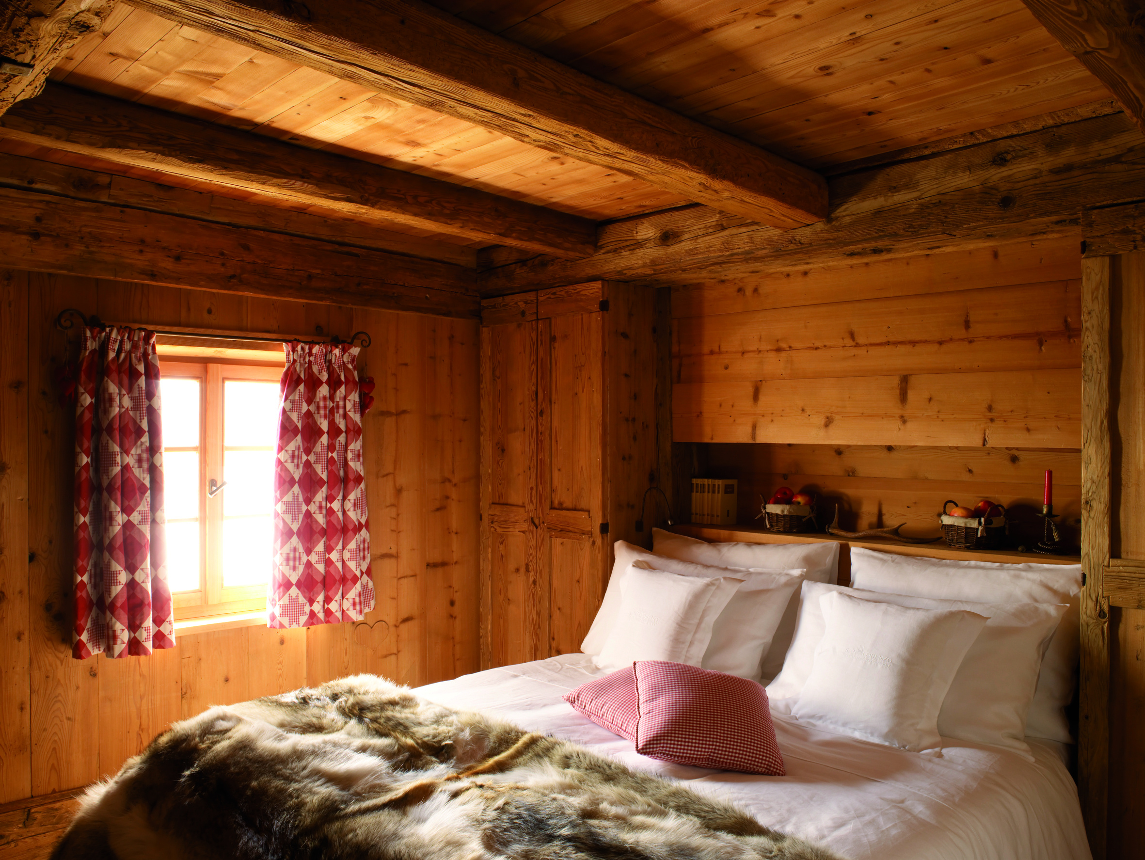 Bedroom in the San Lorenzo Mountain Lodge, Italy