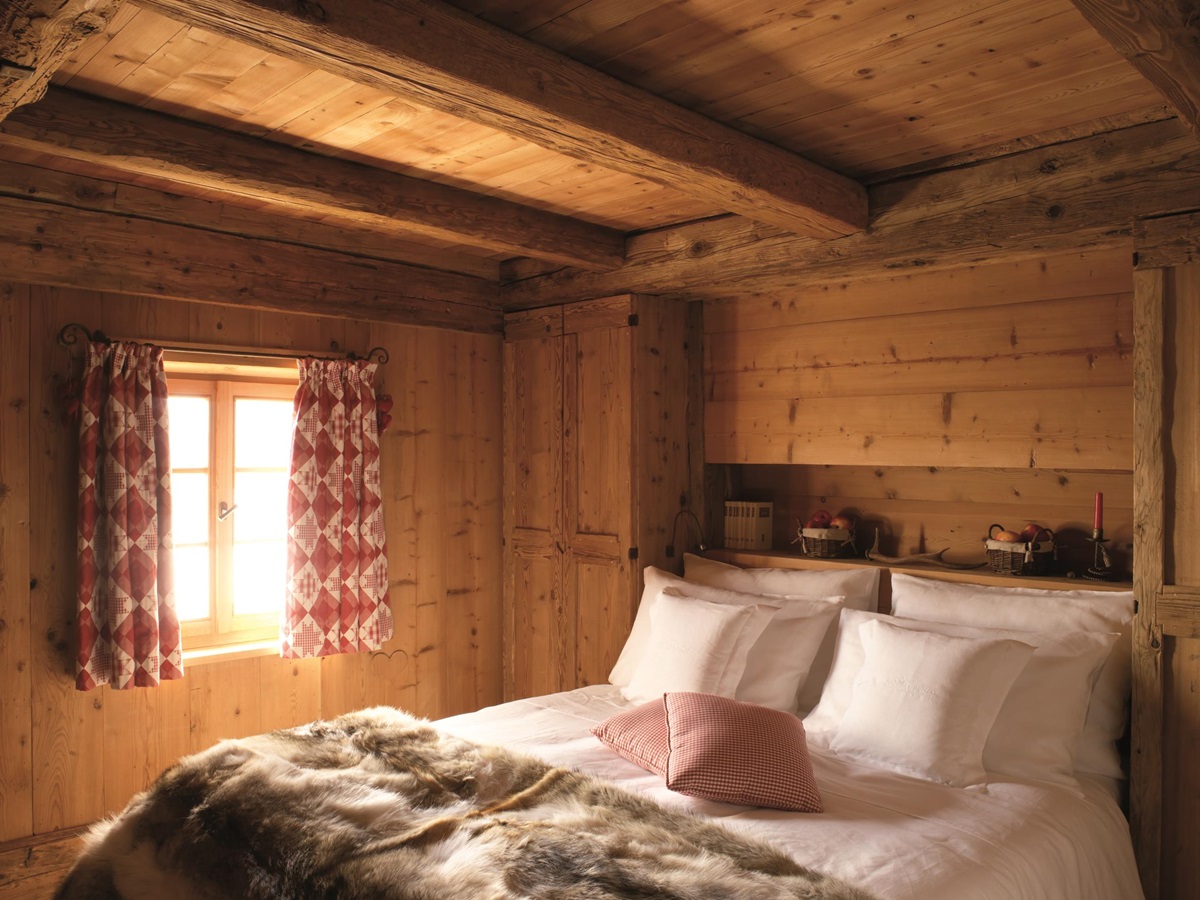 Bedroom in the San Lorenzo Mountain Lodge, Italy