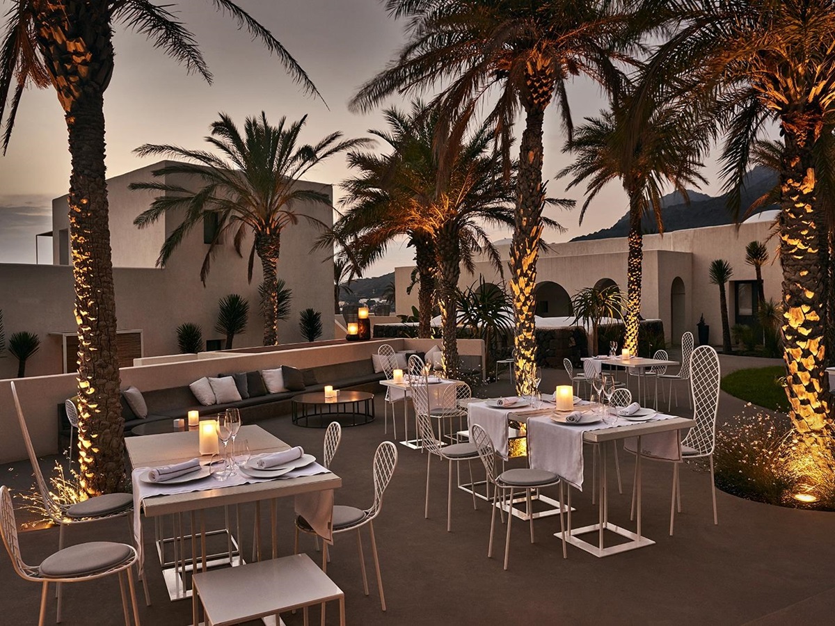 Outside seating at Sikelia