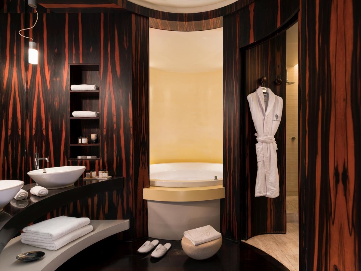 Dark wood panelled Bathroom