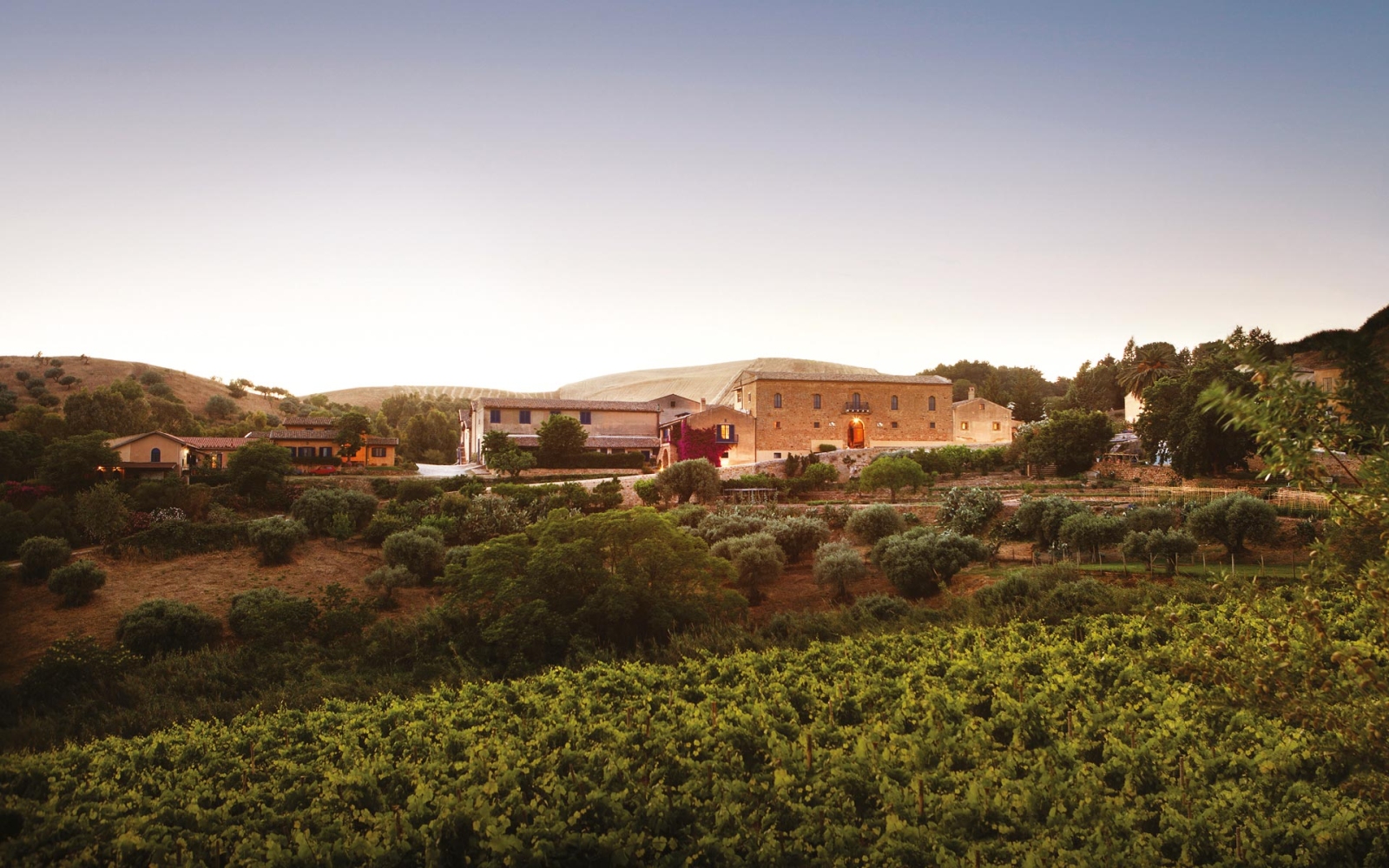 Exterior view of Tenuta Reglaleali and its surroundings