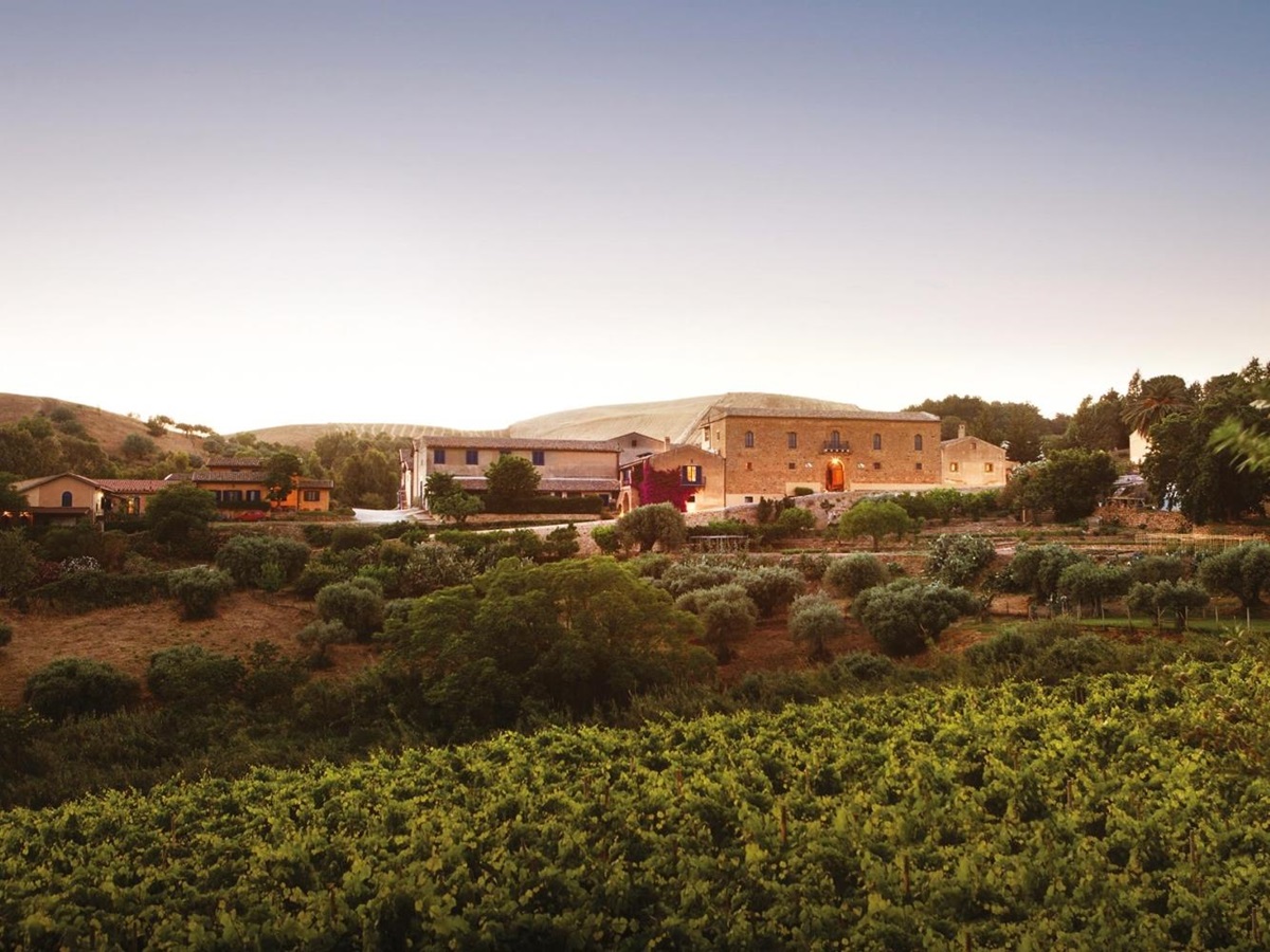 Exterior view of Tenuta Reglaleali and its surroundings