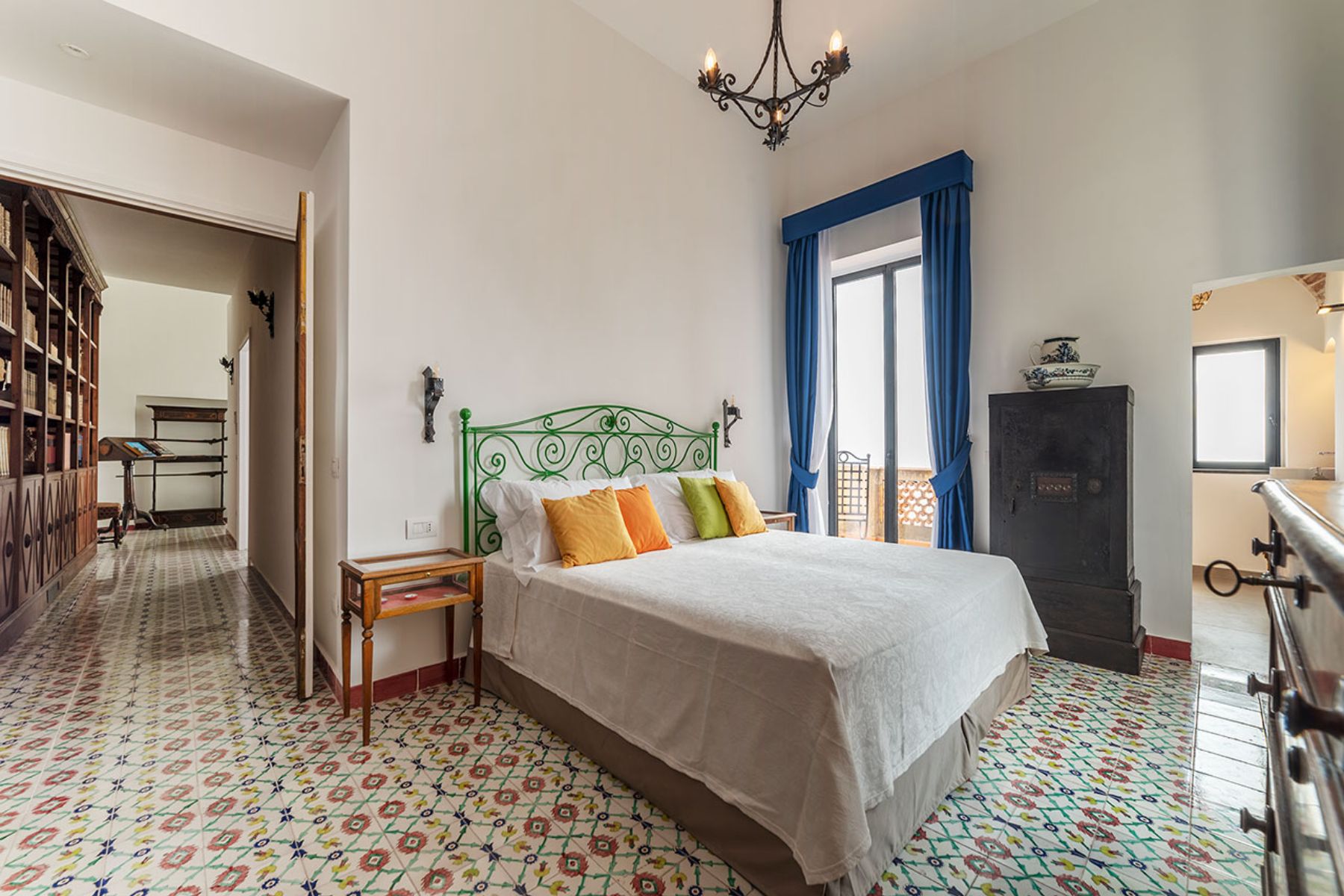 Large bedroom with double bed and tiled floors at Castello Sul Mare in Amalfi