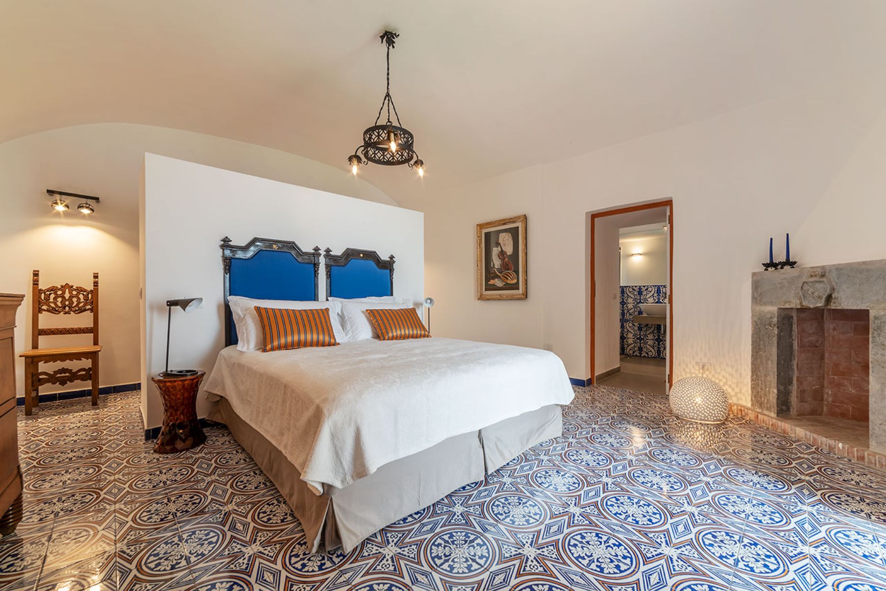 Large bedroom with tiled floors and an ensuite bathroom at Castello Sul Mare in Amalfi