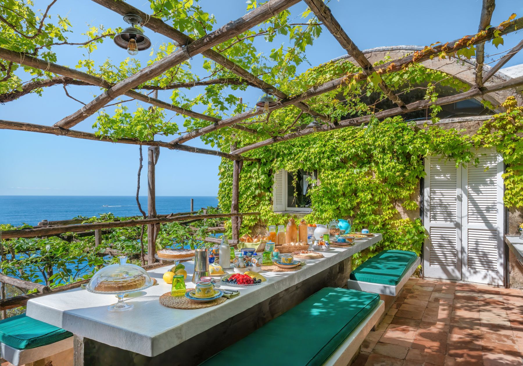 Outdoor dining at Il Marinaio in Amalfi Coast, Italy