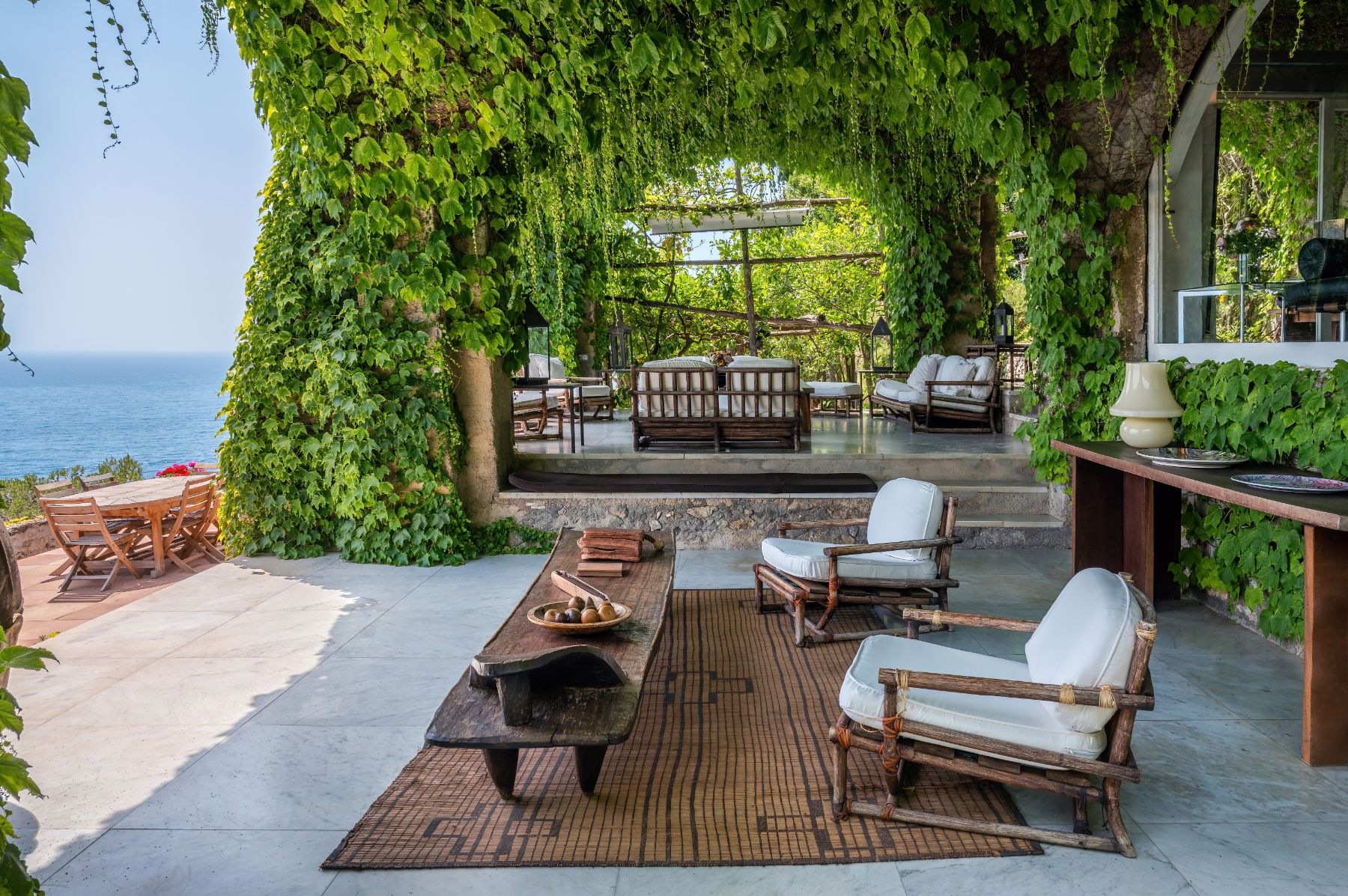 outdoor terrace at Il Marinaio at Amalfi, with view of the arches